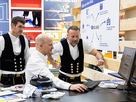 Beratung am Messestand der BG BAU